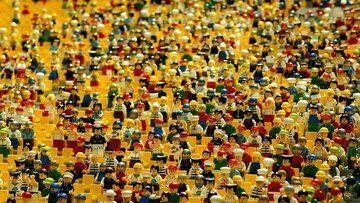 Regali natalizi, tra i giocattoli dominano Lego, squishmallow, automobili telecomandate e bambole. Barbie resta indietro