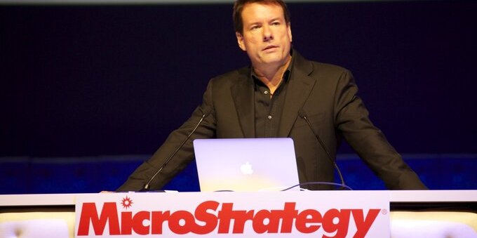 Strategy vende 3'588 Bitcoin per 216 milioni di dollari: la retromarcia di Saylor è servita a pagare i dividendi (e la perdita trimestrale è di 8.3 miliardi)