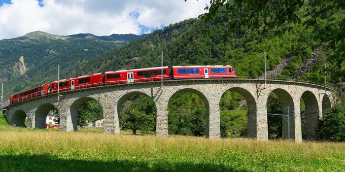 Il Trenino Rosso del Bernina parte da Lugano: quanto costa davvero la gita sul treno panoramico patrimonio UNESCO (dai 62 CHF con l'abbonamento ai 169 senza)