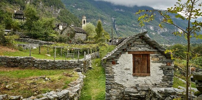 Quanto costa davvero comprare un rustico in Ticino nel 2026: dai 110'000 CHF del rudere in valle ai 1'300 al metro quadro per riattarlo