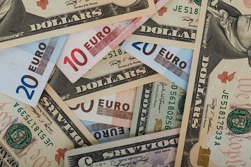 L'offensiva della Bce ridà un po' di forza all'euro che ritrova la parità con il dollaro