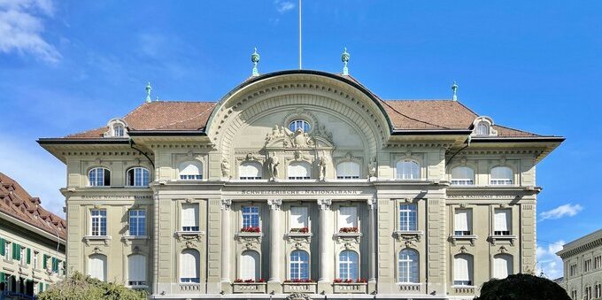 Stablecoin in franchi, un mercato da appena 40 milioni: perché la BNS li tiene d'occhio (e cosa cambia per chi li usa in Svizzera)