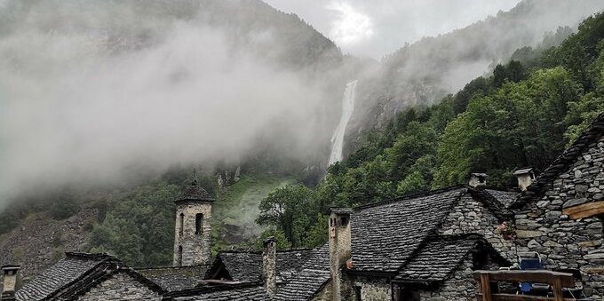 Val Bavona, la valle senza elettricità a un'ora da Locarno: cosa vedere fra Foroglio e Robiei (e quanto costa davvero la giornata, dai 24 CHF della funivia)