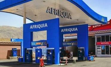 Benzina e diesel, la Confederazione apre le scorte obbligatorie: per i frontalieri il pieno in Italia conviene ancora, fino a 600 CHF l'anno di differenza