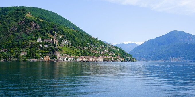 Morcote, il borgo più bello della Svizzera è a 20 minuti da Lugano in battello: parco botanico gratuito, chiesa medievale e pranzo sul lago — ecco quanto si spende davvero