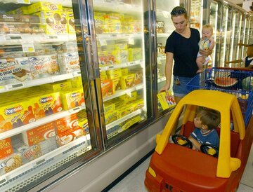 Migros, Coop, Aldi e Lidl si fanno la guerra dei prezzi: pane a 1 franco e carne più giù, ecco cosa cambia per il carrello della spesa in Ticino