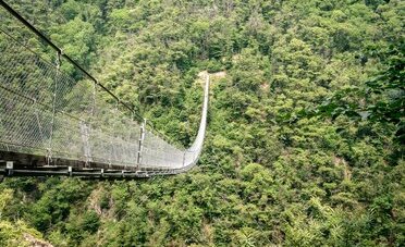 Il ponte tibetano sospeso a 130 metri sopra Bellinzona: si sale con 8 CHF di funivia e attraversarlo non costa nulla