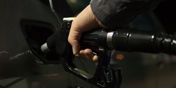 Il caro carburante non si ferma. Avenergy Suisse: determinanti le tensioni in Ucraina