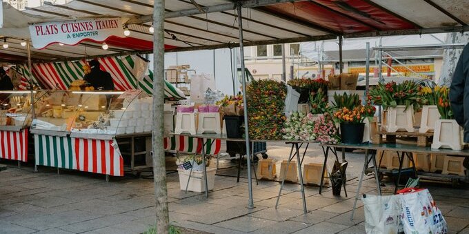 I 5 mercati italiani dove vanno i ticinesi per la spesa nel 2026: Luino, Como, Varese, Lavena Ponte Tresa e Porto Ceresio, con orari, banchi e quanto si risparmia davvero