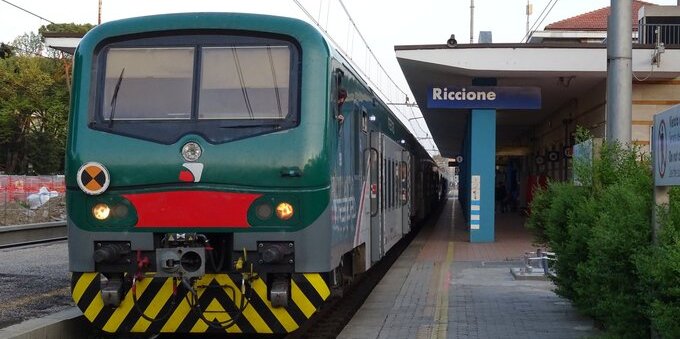 Più treni Ticino-Lombardia: una corsa ogni 30 minuti sulla Milano-Locarno e biglietti integrati, ecco cosa cambia per chi pendola