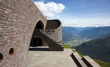 Monte Tamaro, la montagna dei bambini (e di Mario Botta): cosa fare quest'estate sull'Alpe Foppa e quanto costa davvero una giornata in famiglia