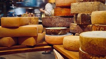 Formaggio d'alpe ticinese, la stagione è iniziata: 4 indirizzi per vederlo nascere quest'estate (e quanto costa davvero una forma DOP)
