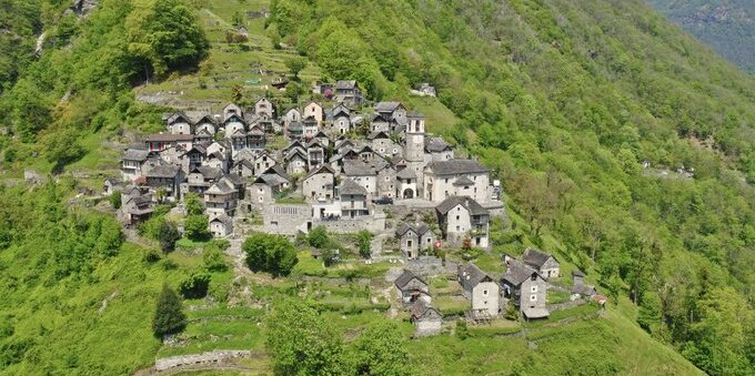 Corippo, il borgo più piccolo della Svizzera diventato albergo: come 6 milioni di franchi hanno riportato gli ospiti in un villaggio di 800 anni (e quanto costa dormirci)