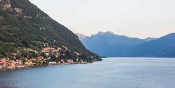 Lago di Como, quanto costa oggi comprare casa: la mappa dei prezzi da 1.200 a 7.000 euro al metro quadro (mentre in Ticino i valori scendono)