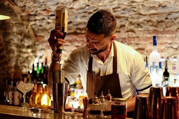 Lavoro estivo per i giovani in Ticino: la guida in 7 punti, da quanto puoi guadagnare ai contributi che ti trattengono (e la regola sul salario minimo che in pochi conoscono)
