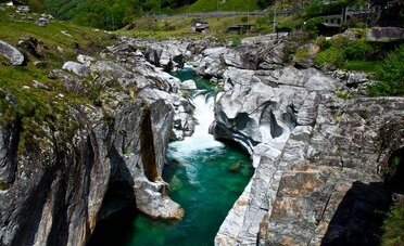 Canyoning in Ticino: 25'000 persone si tuffano nei nostri canyon ogni anno, ecco quanto costa (e quanto vale per le valli)