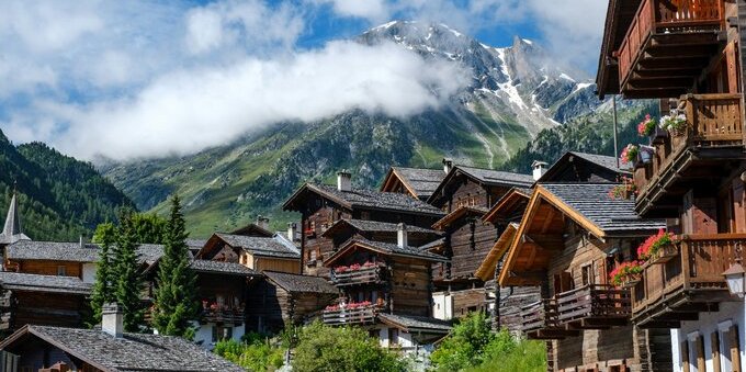 Bosco Gurin, il paese che in Ticino parla tedesco: è candidato a "villaggio svizzero dell'anno" (e si vota fino al 27 luglio)
