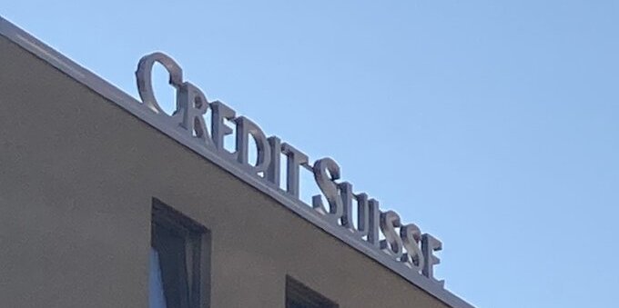 Credit Suisse: perdita di utili nel primo trimestre. Contenziosi e guerra frenano la crescita