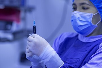 Richiamo vaccino Covid: prima a over 65, poi a sanitari e cittadini