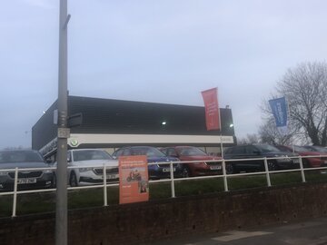 Cembra compra il credito auto di Santander: 800 milioni di portafoglio e utile in crescita, cosa cambia per chi finanzia l'auto in Ticino