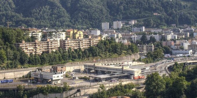Frontalieri, il 55,6% si sente pagato meno dei residenti e il 48,4% dice di aver perso potere d'acquisto