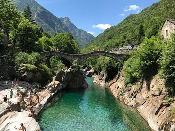 La Verzasca è vittima del suo successo: quanto costa davvero una giornata alle «Maldive svizzere» (dal posteggio da 12 CHF al salto di 007 da 195)