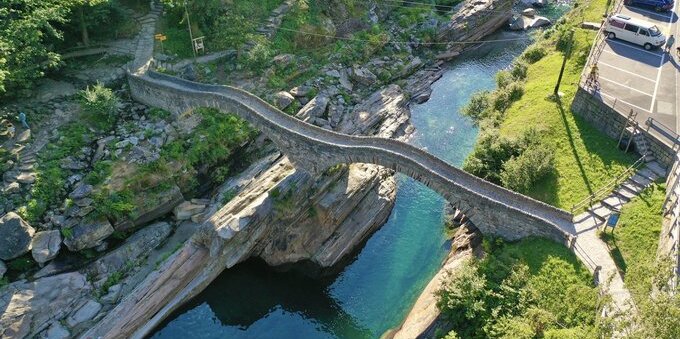 Valle Verzasca, riparte l'estate delle acque smeraldo: 5 tappe da scoprire e quanto costa davvero la gita nel 2026