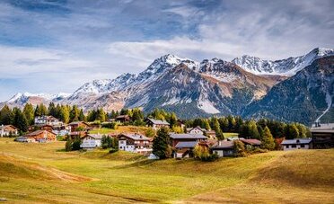 Bosco Gurin, il borgo Walser a 1'506 metri dove il Ticino parla tedesco: cosa vedere nell'unica isola linguistica del Cantone (e quanto costa davvero la gita, dai 6 CHF del museo)