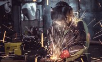 Eurozona, indici PMI deludono le attese. Euro indebolito va verso la parità con franco