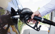 Caro carburanti, ma questa guerra quanto ci costa? Almeno 450 franchi a testa