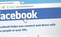 Impazzisce l'algoritmo di Facebook: feed intasato da post di sconosciuti