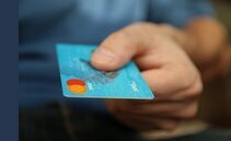 La carta è il metodo di pagamento preferito dagli svizzeri. Nel 2023 calano i contanti, sempre più popolari gli smartphone