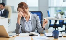 Lavoro, le capacità delle donne sono messe in discussione il doppio degli uomini