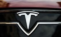 Con il pilota automatico si rischia la vita: due milioni di Tesla richiamate negli Usa