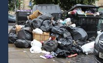 Parigi invasa da tonnellate di spazzatura per lo sciopero dei netturbini: le foto