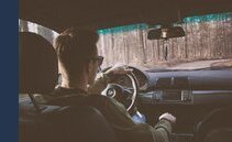 Viaggiamo in auto, da soli e usiamo meno i mezzi. Per TCS la soluzione è l'elettrico