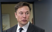 I pasticci di Elon Musk e il prefisso ucraino non più riconosciuto: ora i suoi follower lo vogliono fuori da Twitter