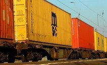 Merci sopra i treni al posto dei camion: ecco che cosa la Svizzera pensa di fare