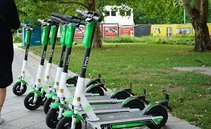 Casco, assicurazione e non più di 20km/h: in Italia sarà la fine dei monopattini?