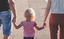 Stop agli assegni familiari, frontalieri nel caos: ecco chi li blocca e se può farlo