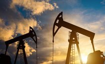 Cina e India comprano sempre meno petrolio e le quotazioni crollano del 2%