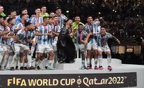 La coppa del mondo alzata da Leo Messi: fatta da Bertoni in Italia, ma tenuta al sicuro in Svizzera. E cosa c'entra il bisht?