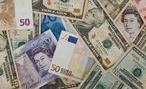 Il dollaro perde punti e l'euro guadagna terreno. Nel Regno Unito vola la sterlina