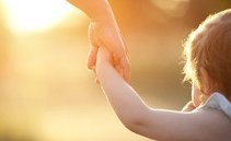 Il Cantone dei Grigioni sostiene le famiglie con condizioni precarie